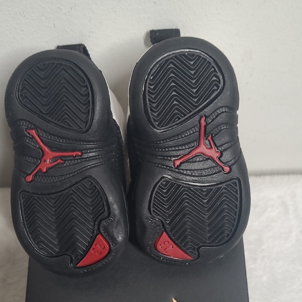 Jordan White and Black Sneakers Classic Basketball Design - Picture 6 of 8
